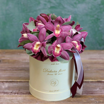 Орхидея в бежевой коробке